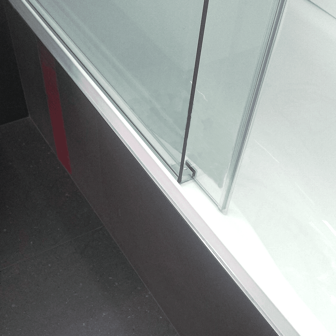 Bath sliding door and glass return Bath sliding door